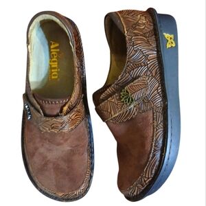 Alegria Engraved Brown Suede Mule Clogs Women's size 6